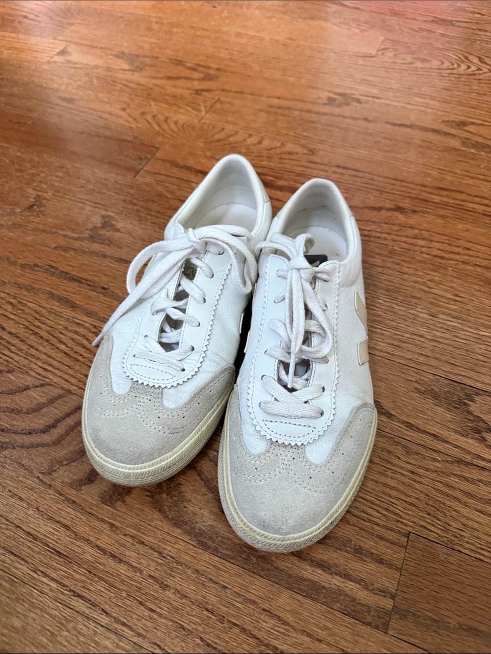 Veja Women’s White canvas